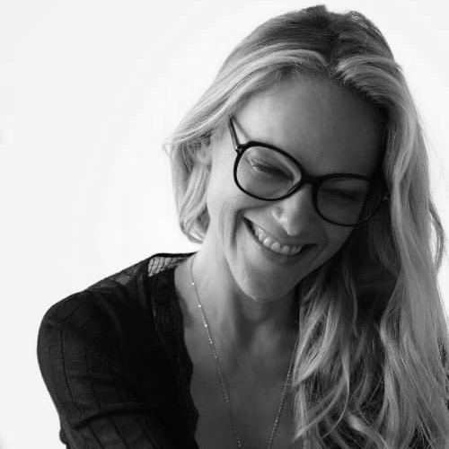 lächelnde Frau mit Brille